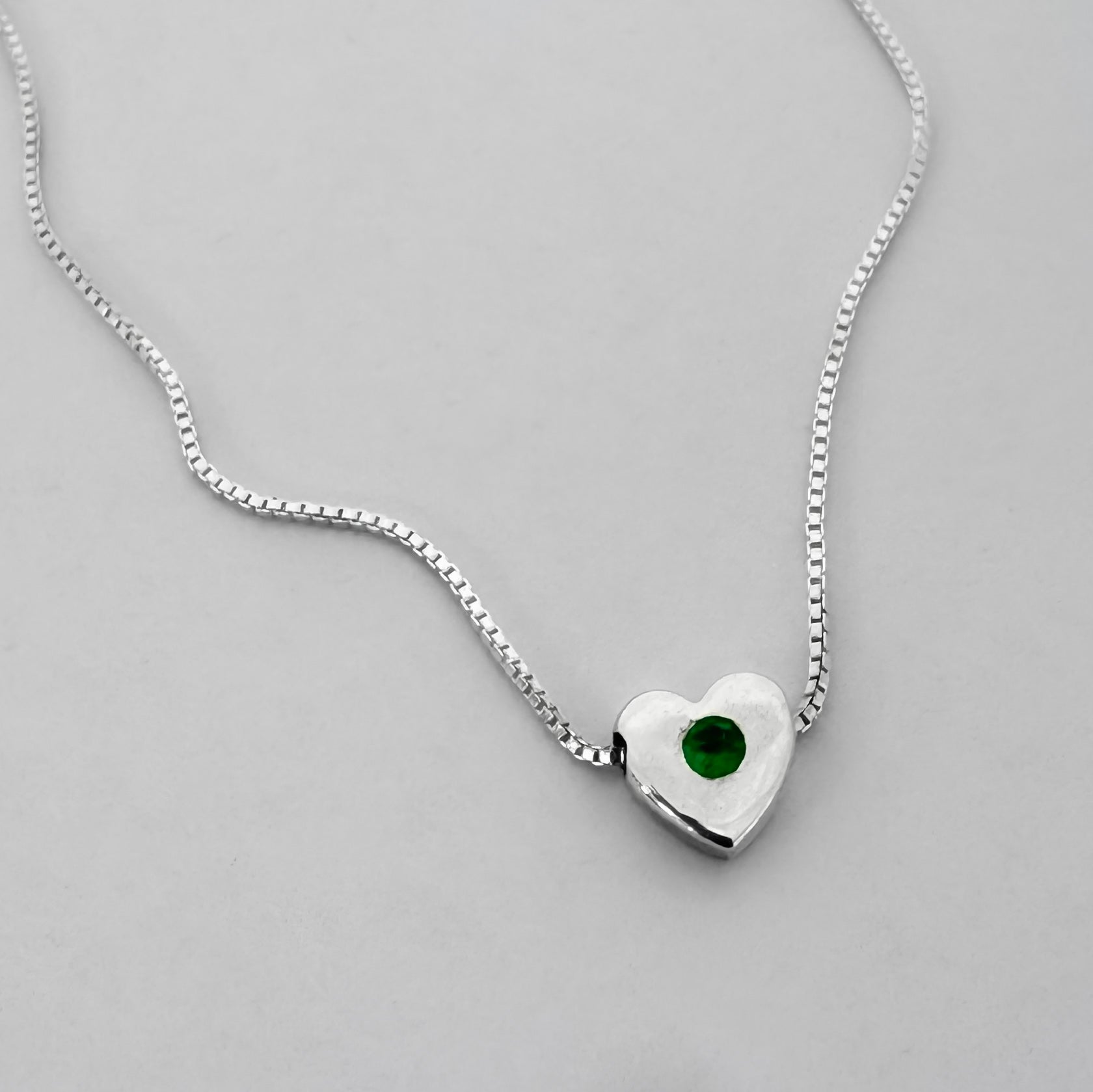 Collar con Inicial y Esmeralda