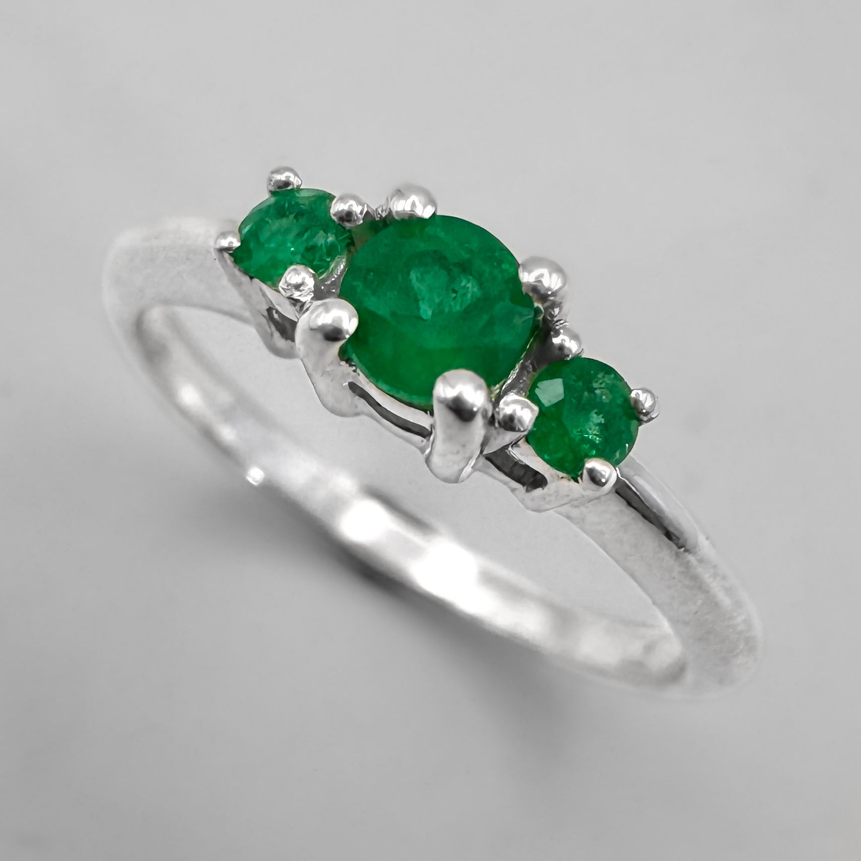 Anillo triada con Esmeralda