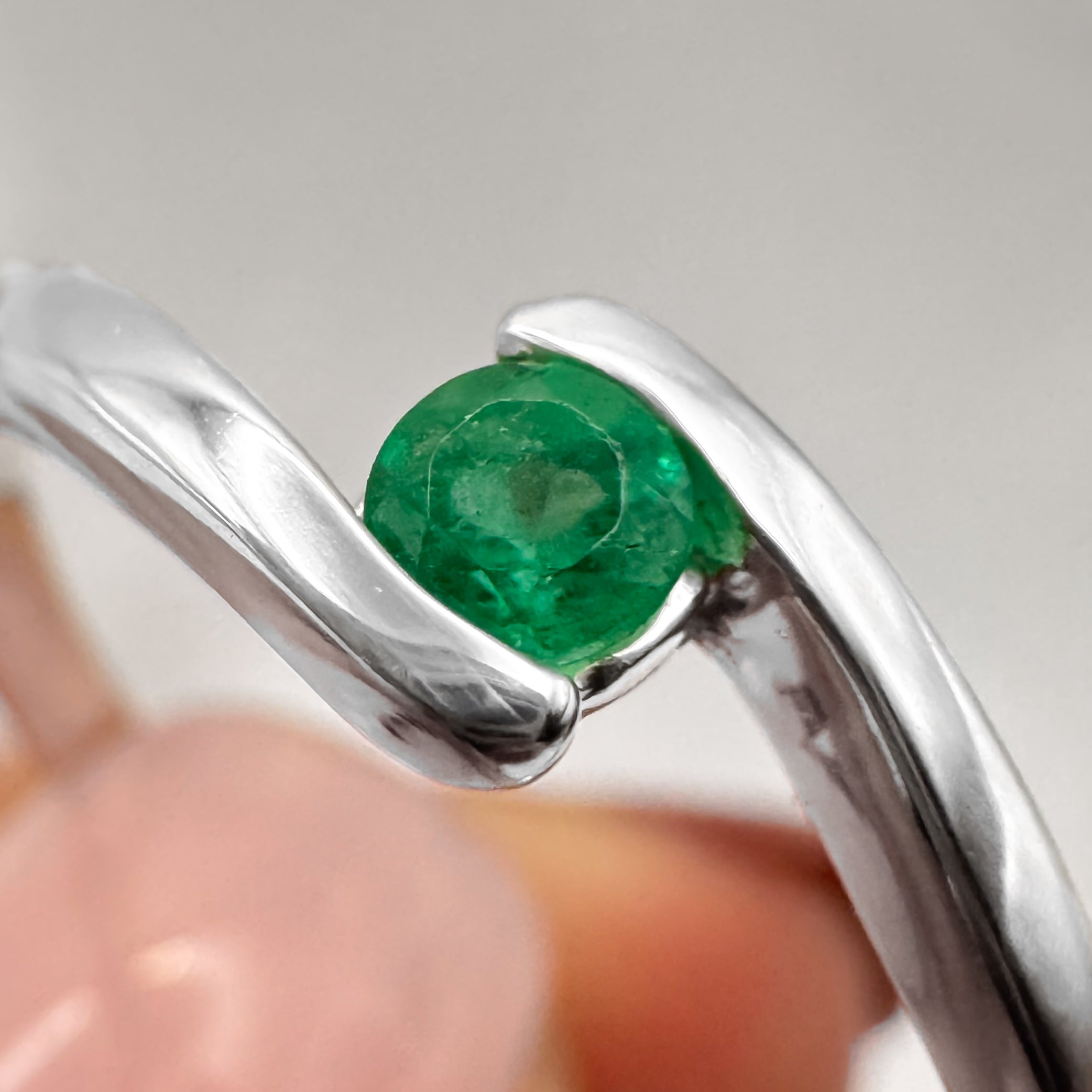 Anillo cruzado con Esmeralda