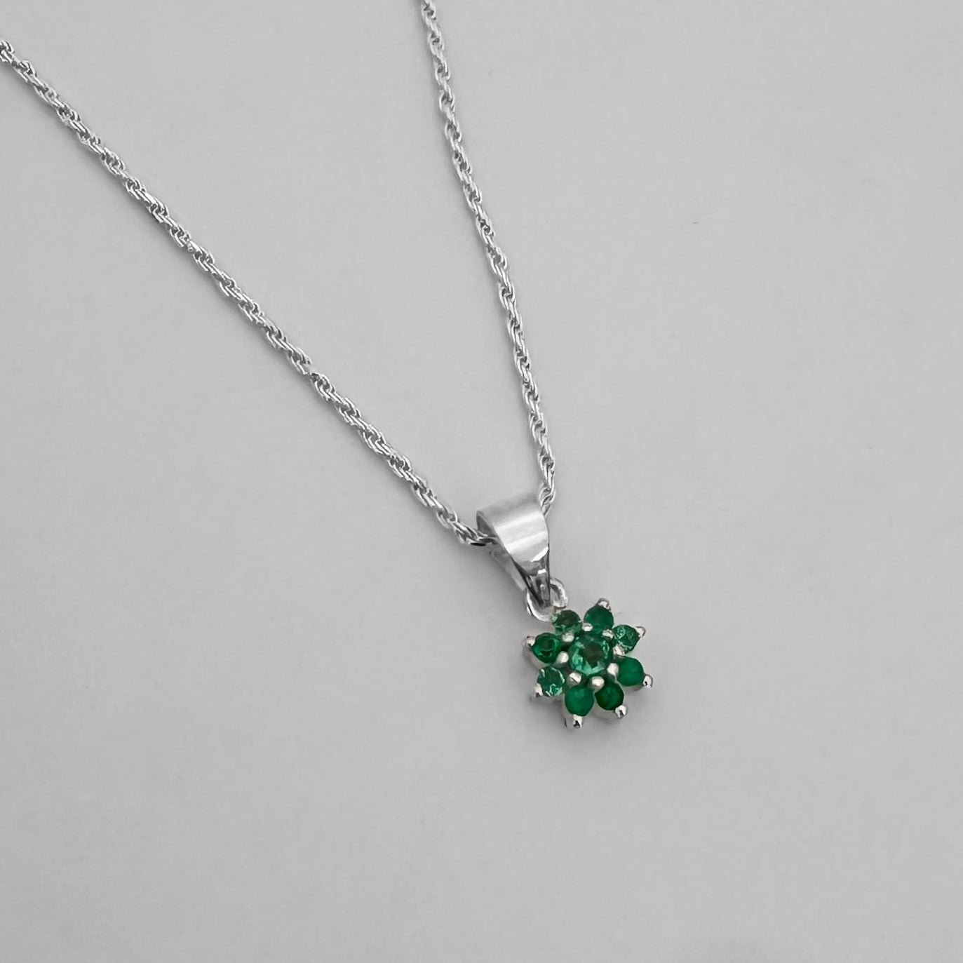 Collar flor con Esmeraldas Natural