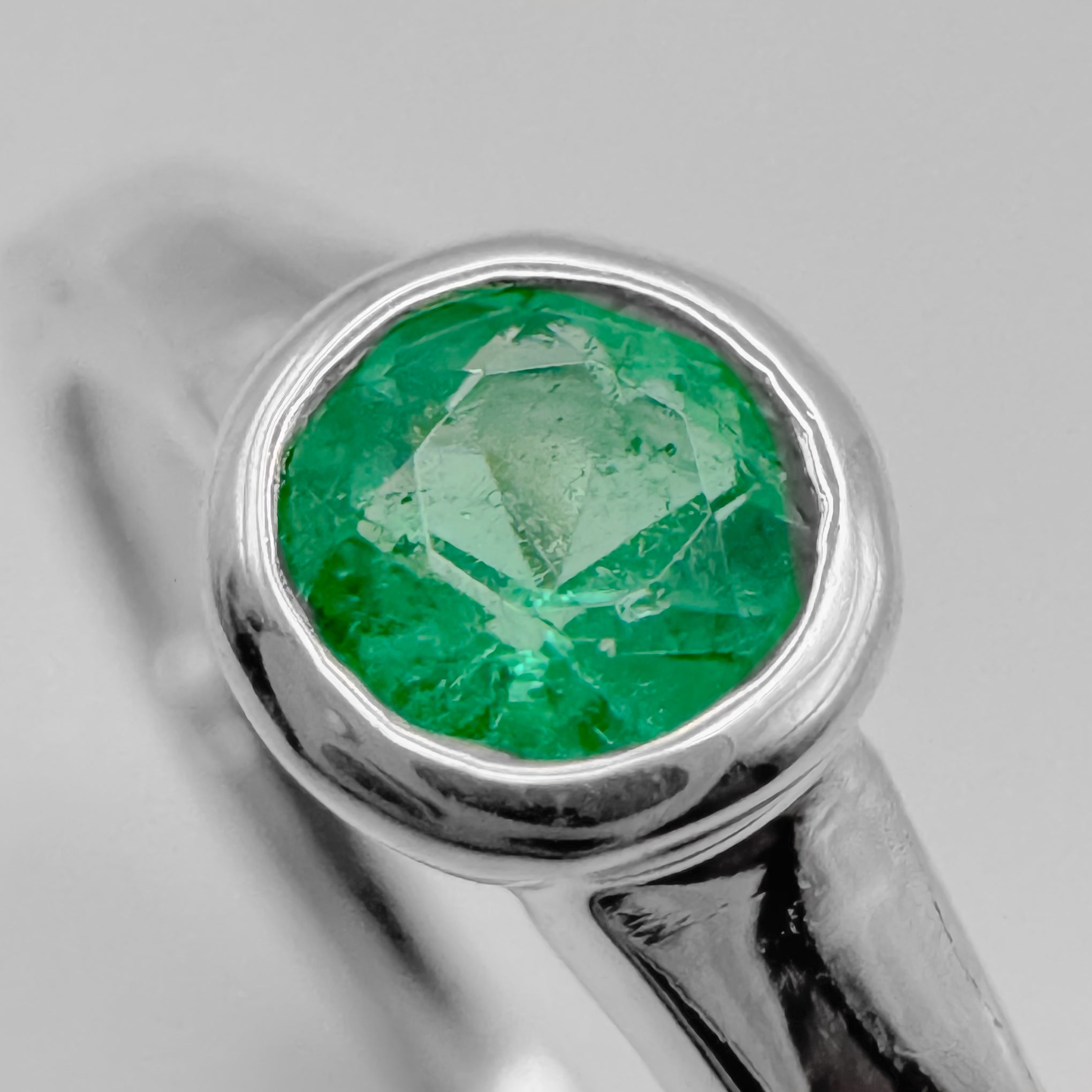 Anillo con Esmeralda