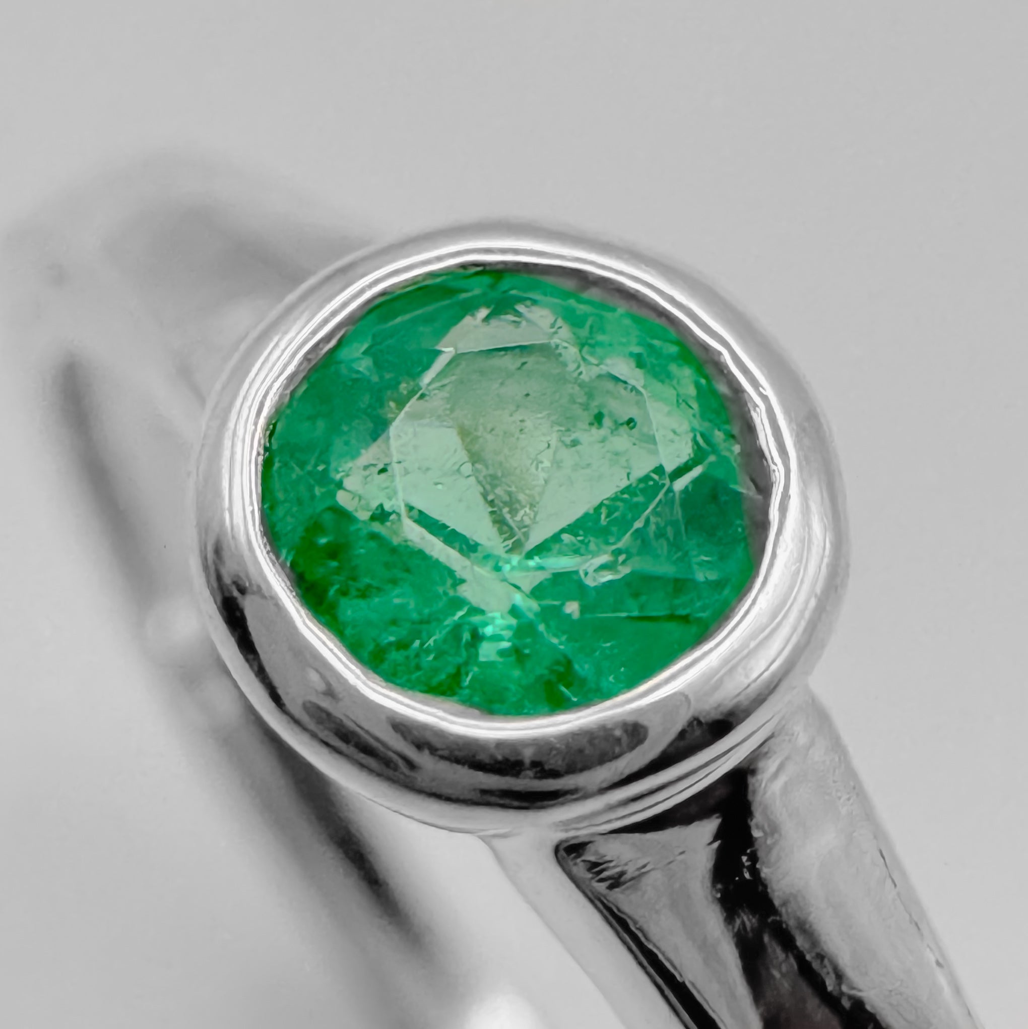 Anillo con Esmeralda