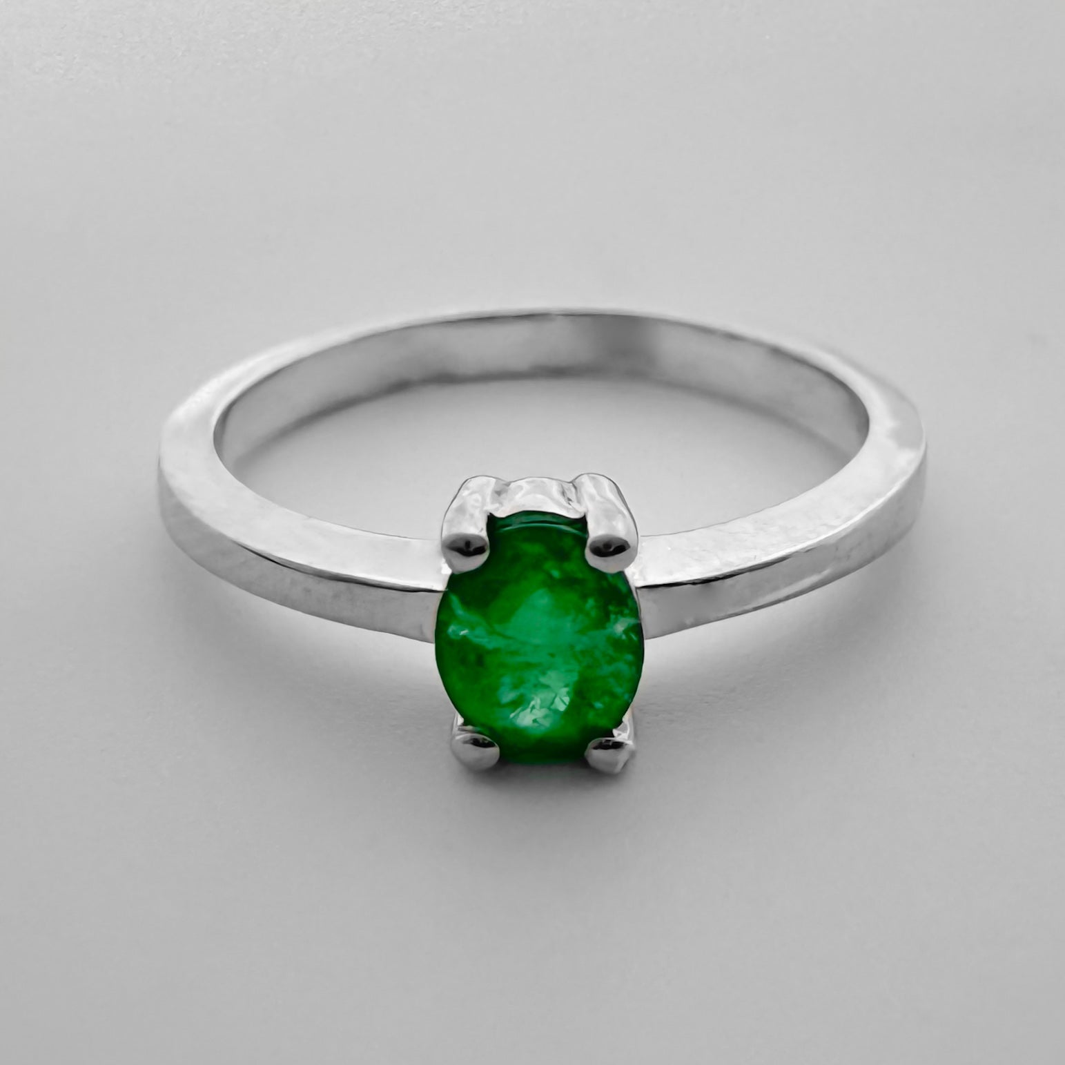 Anillo con Esmeralda ovalada