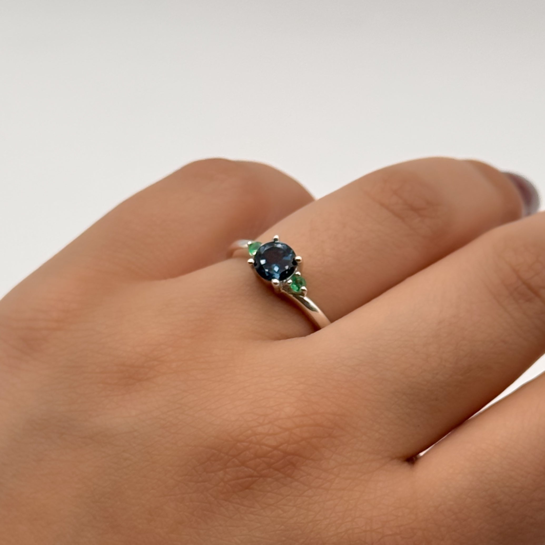 Anillo con Topacio LB y Esmeraldas