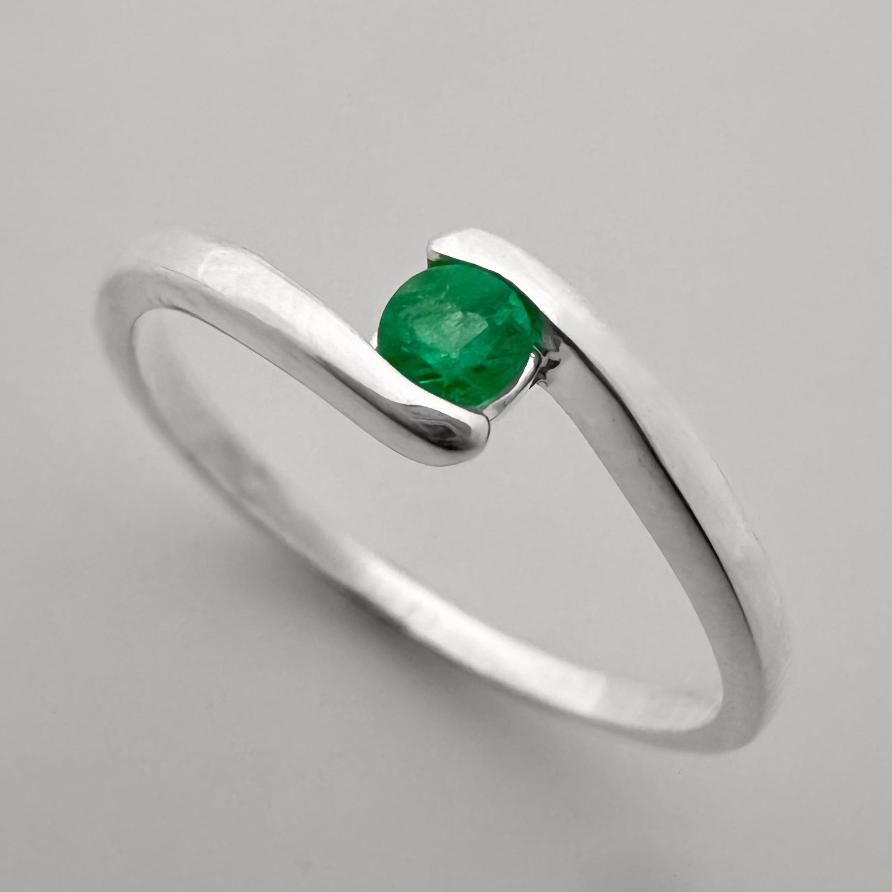 Anillo con Esmeralda