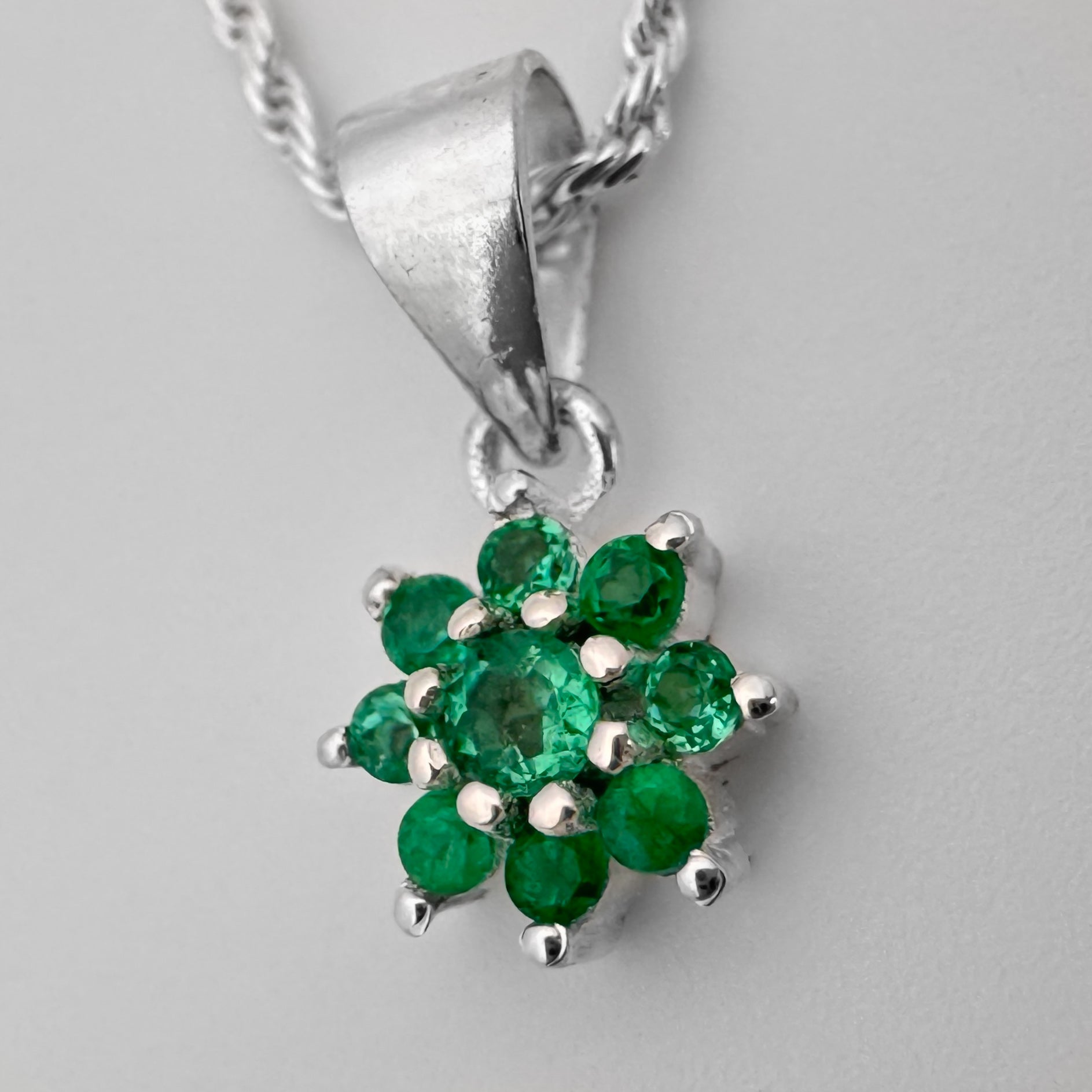 Collar flor con Esmeraldas Natural
