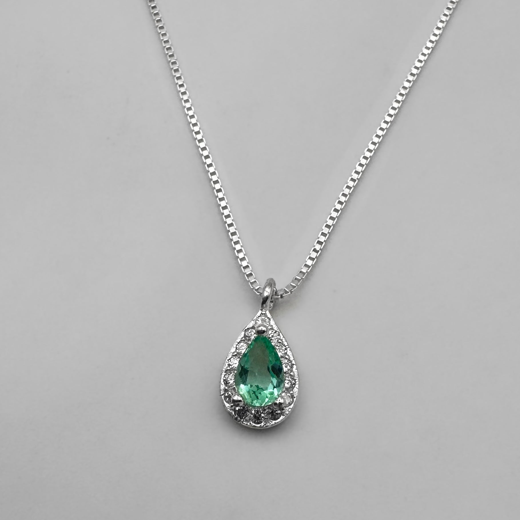 Collar lágrima con Esmeralda