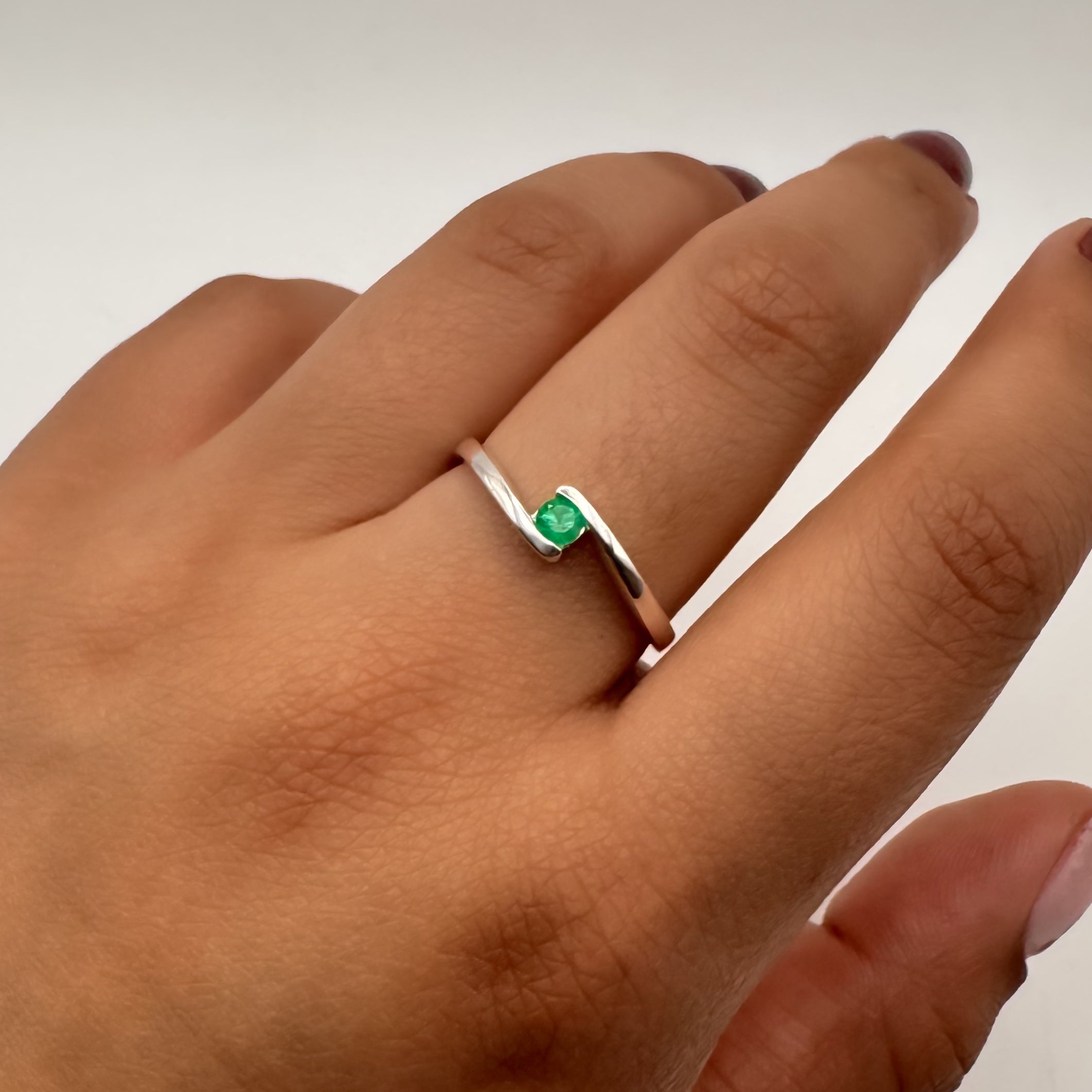 Anillo con Esmeralda