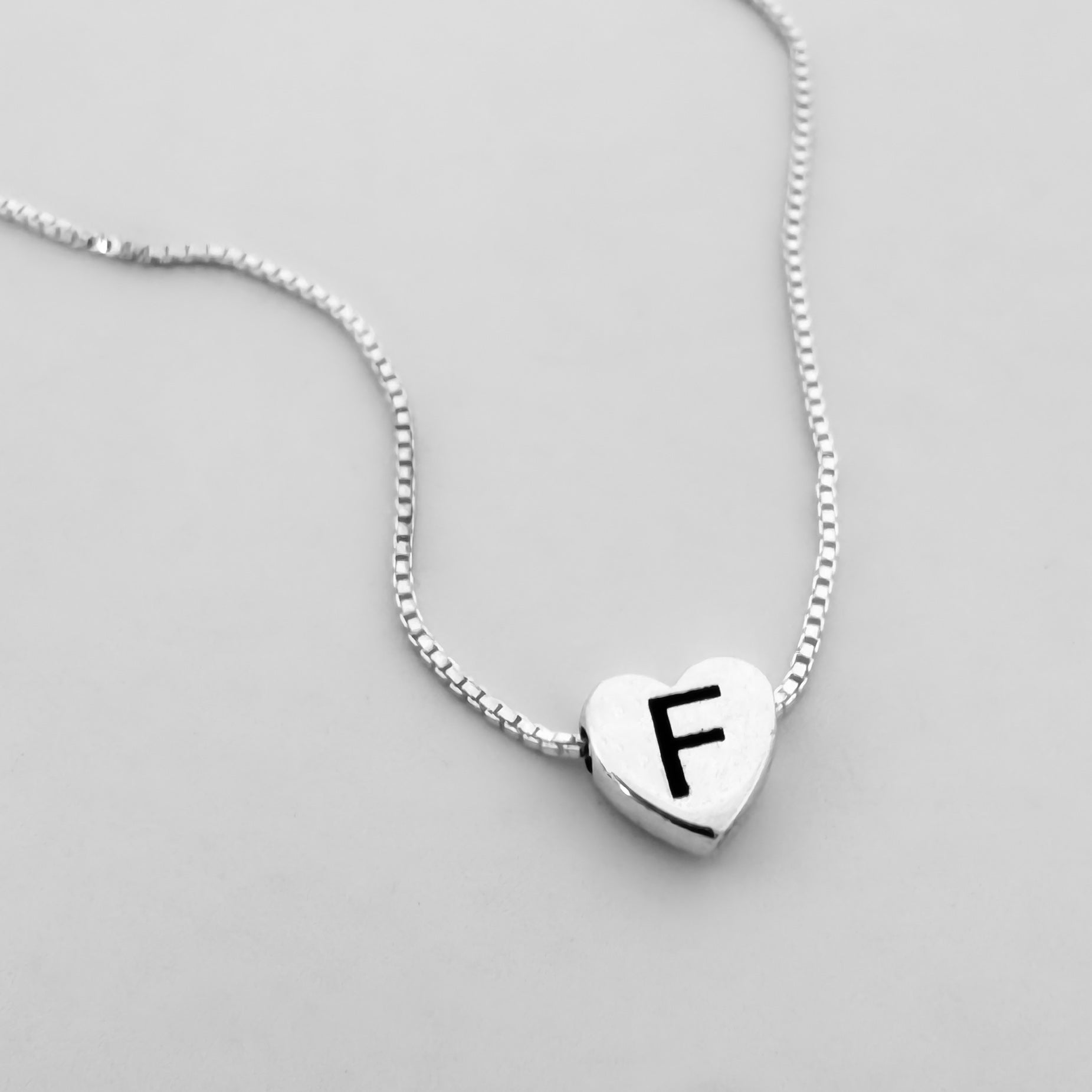 Collar con Inicial y Esmeralda