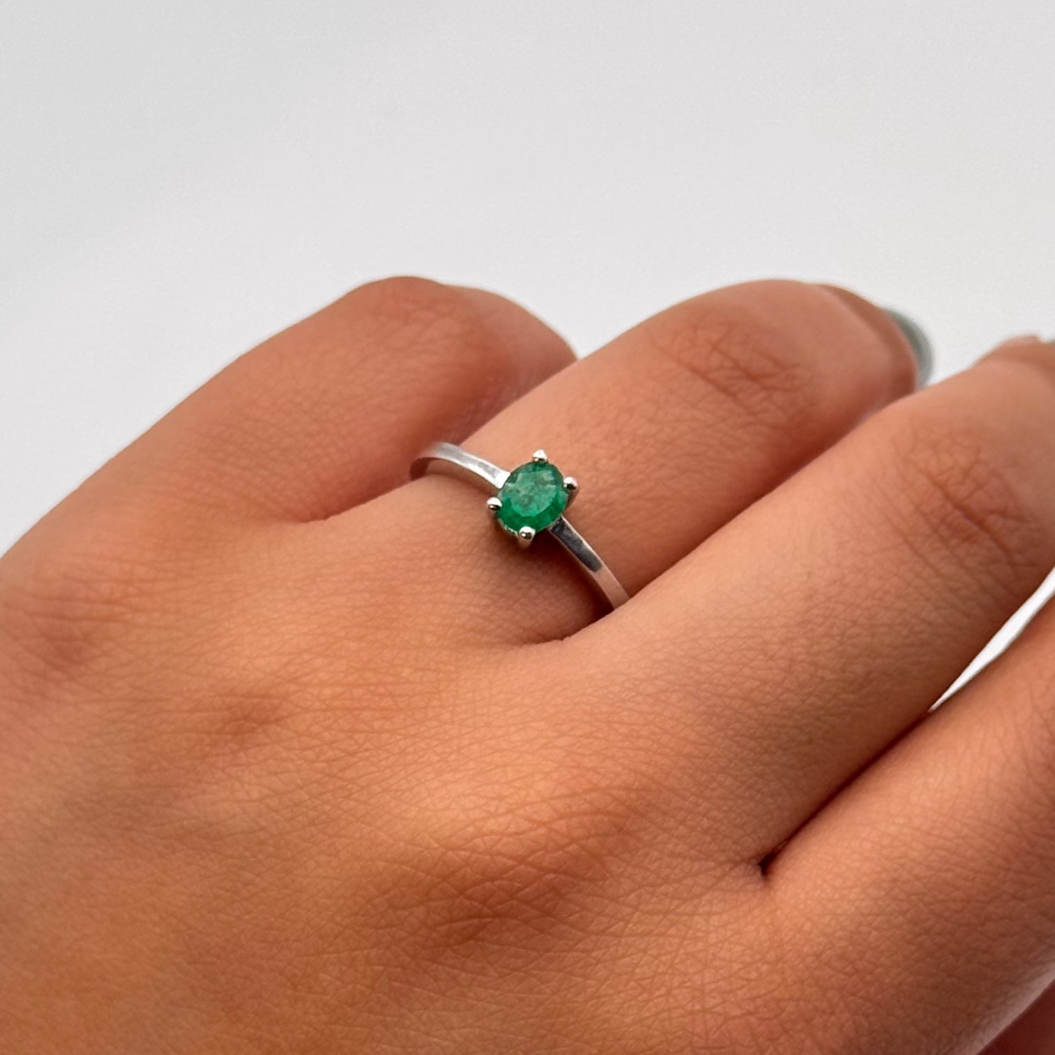 Anillo con Esmeralda ovalada