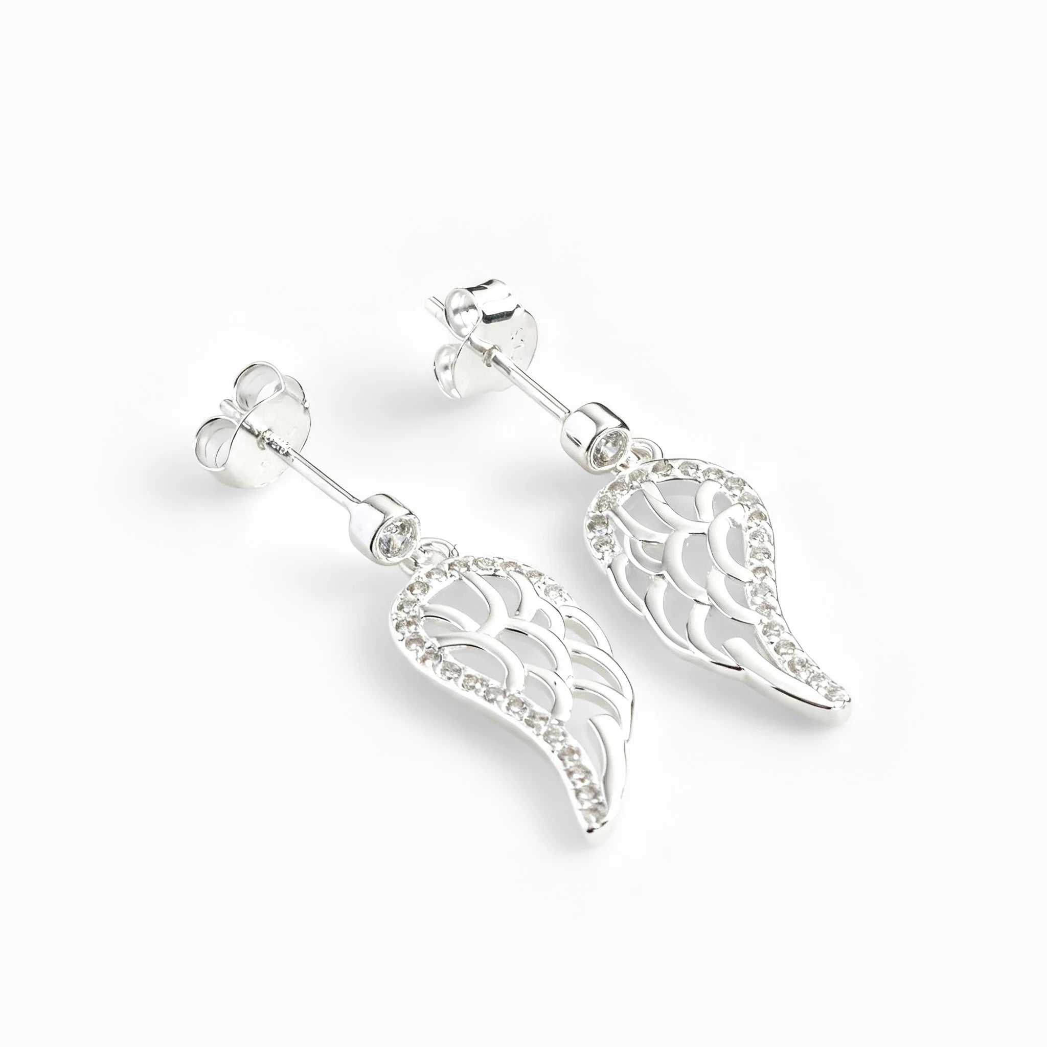 Set de aretes colgantes y dije en forma de ala celestial calada en plata ley 925 con circones.