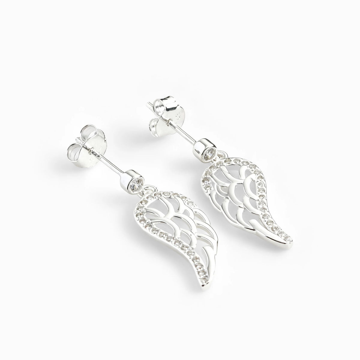 Set de aretes colgantes y dije en forma de ala celestial calada en plata ley 925 con circones.