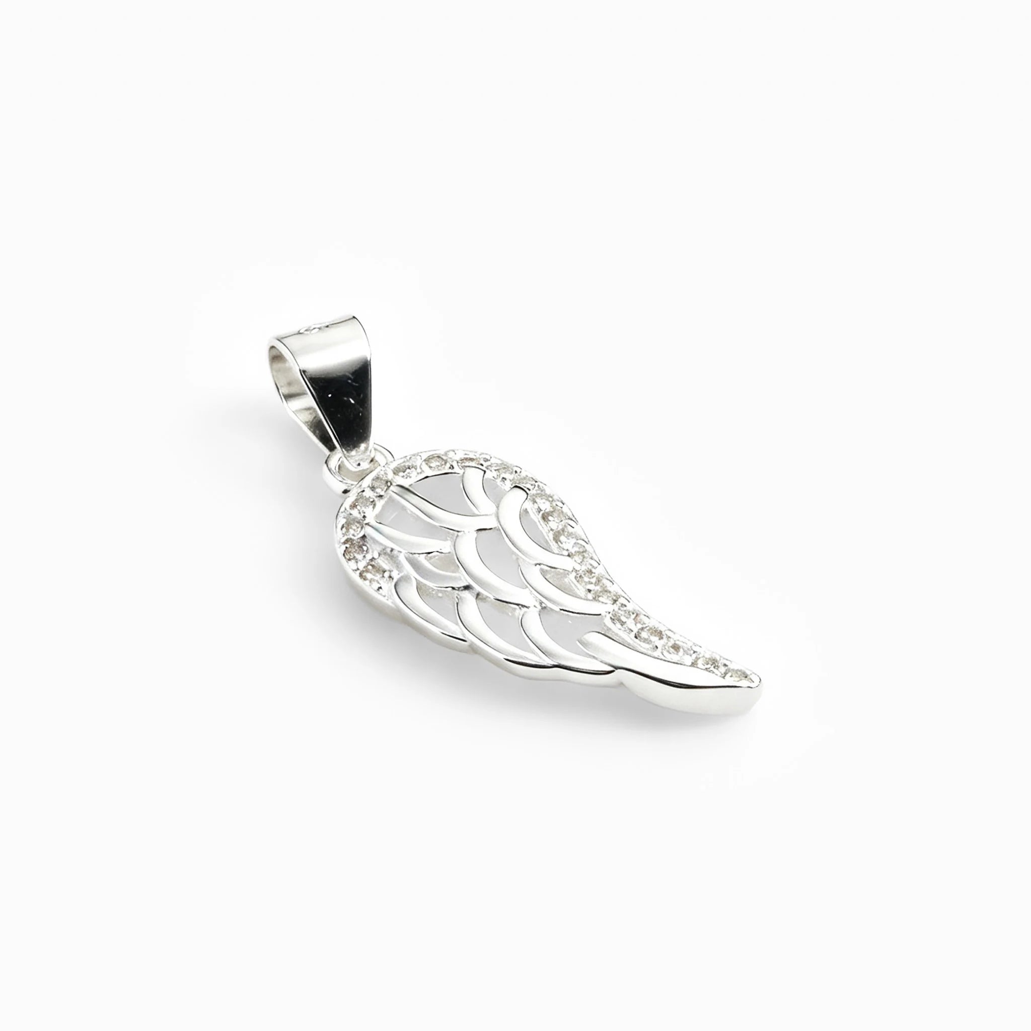 Juego de aretes colgantes y dije en forma de ala celestial calada en plata ley 925 con circones.