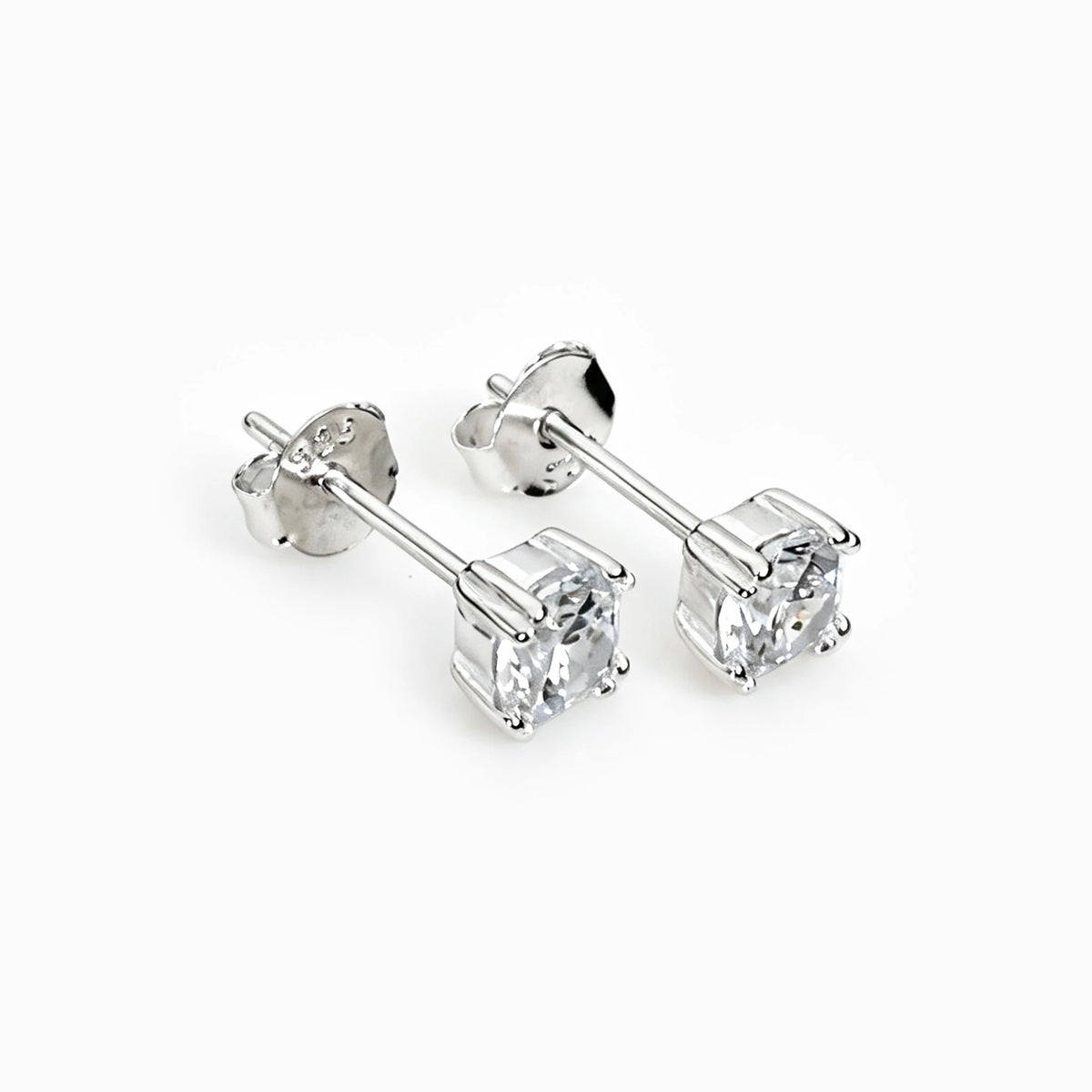Set de topos cuadrados y dije en forma de aro en plata ley 925 con circon blanco.