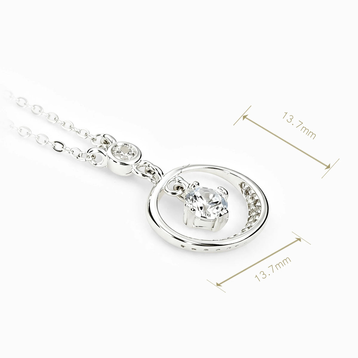Set de topos cuadrados y dije en forma de aro en plata ley 925 con circon blanco.