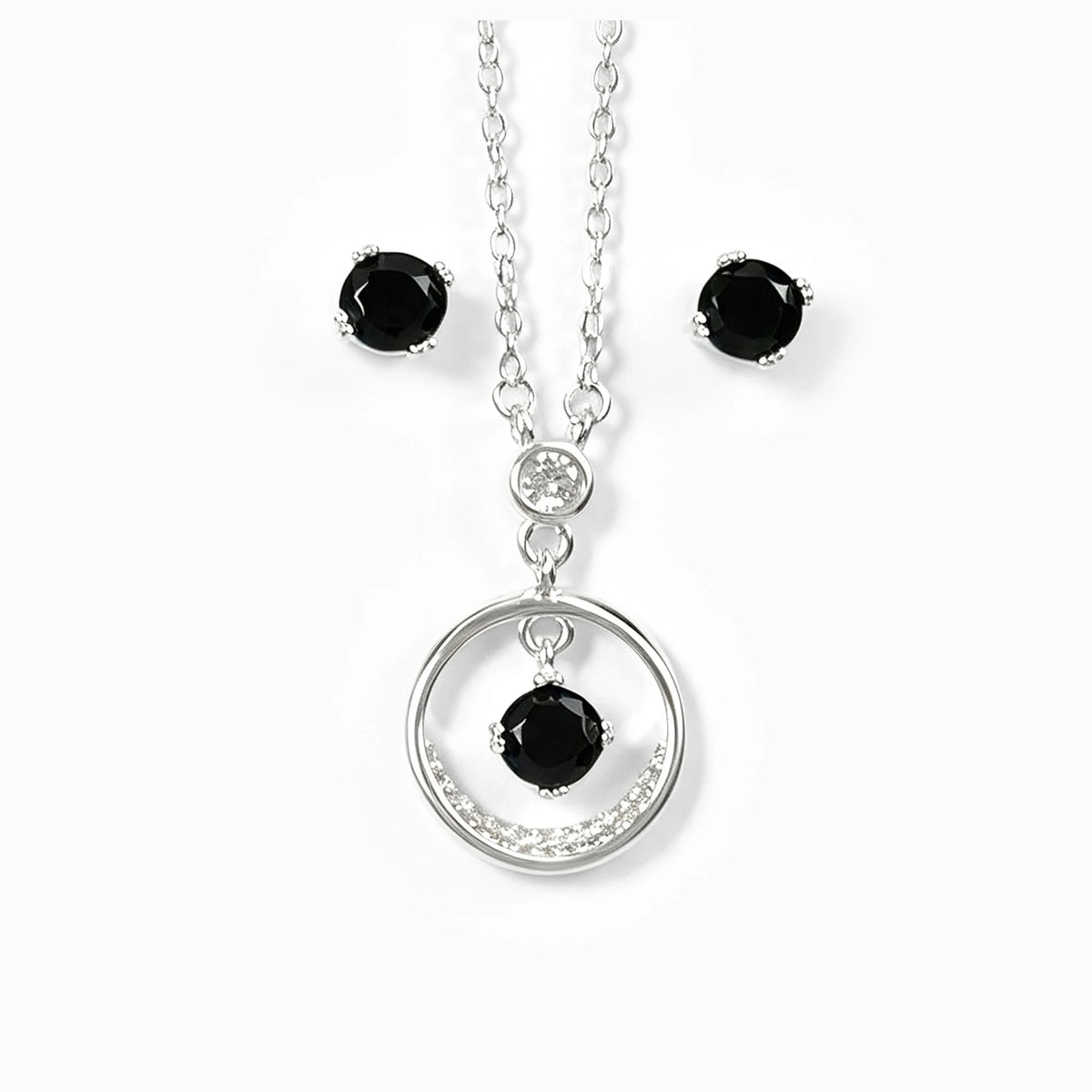 Set de topos y dije circular en plata ley 925 con circon negro central.