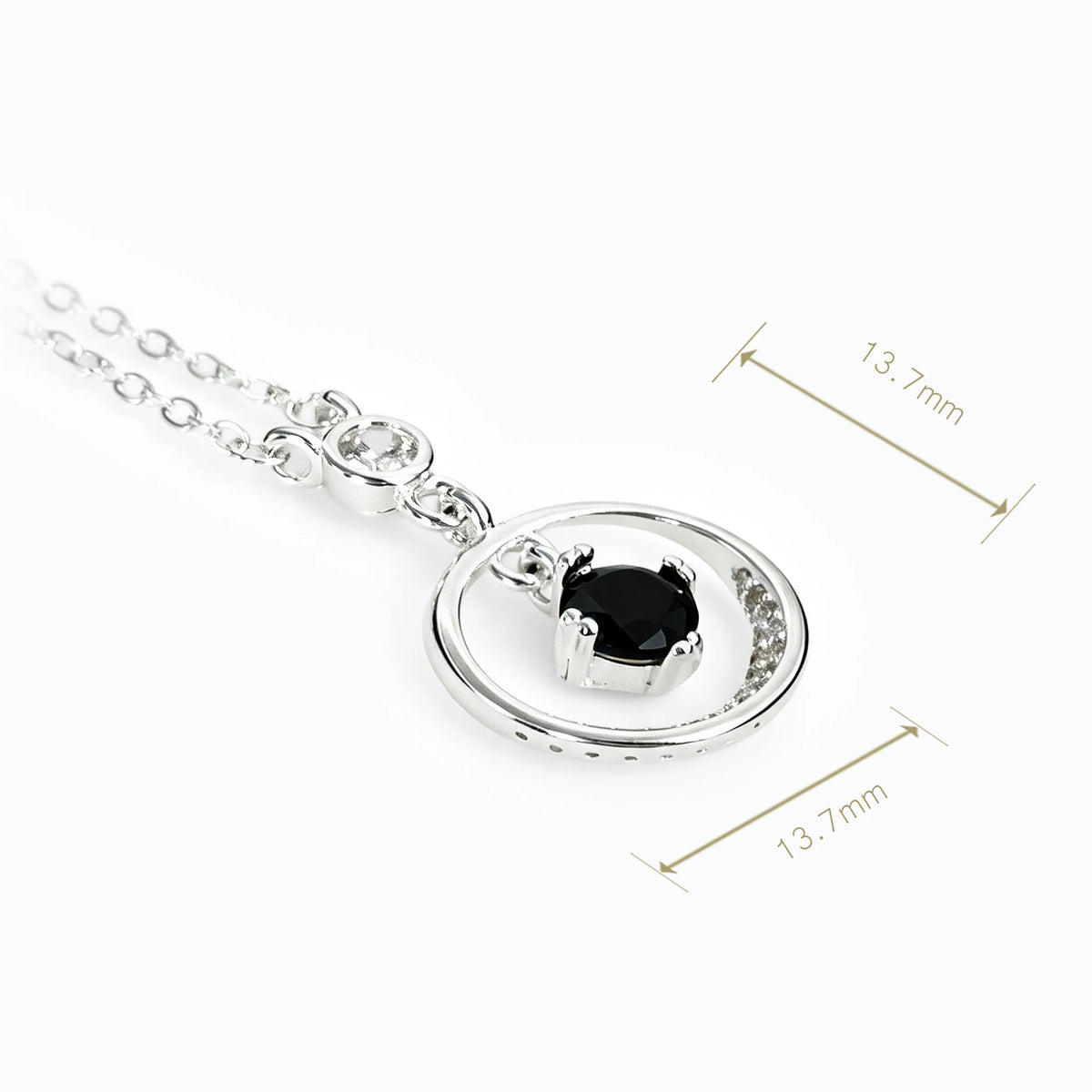 Set de topos y dije circular en plata ley 925 con circon negro central.