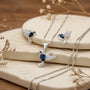 Set de topos y dije con diseño de colibrí azul en plata ley 925 y circones