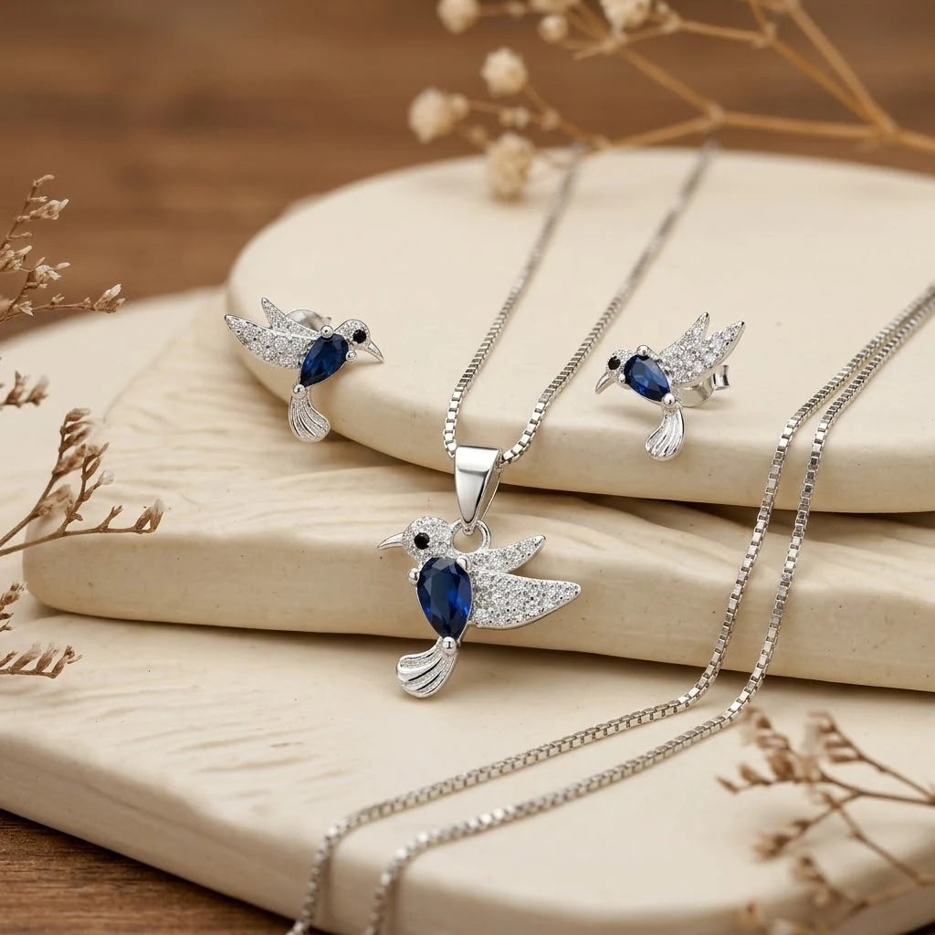 Set de topos y dije con diseño de colibrí azul en plata ley 925 y circones
