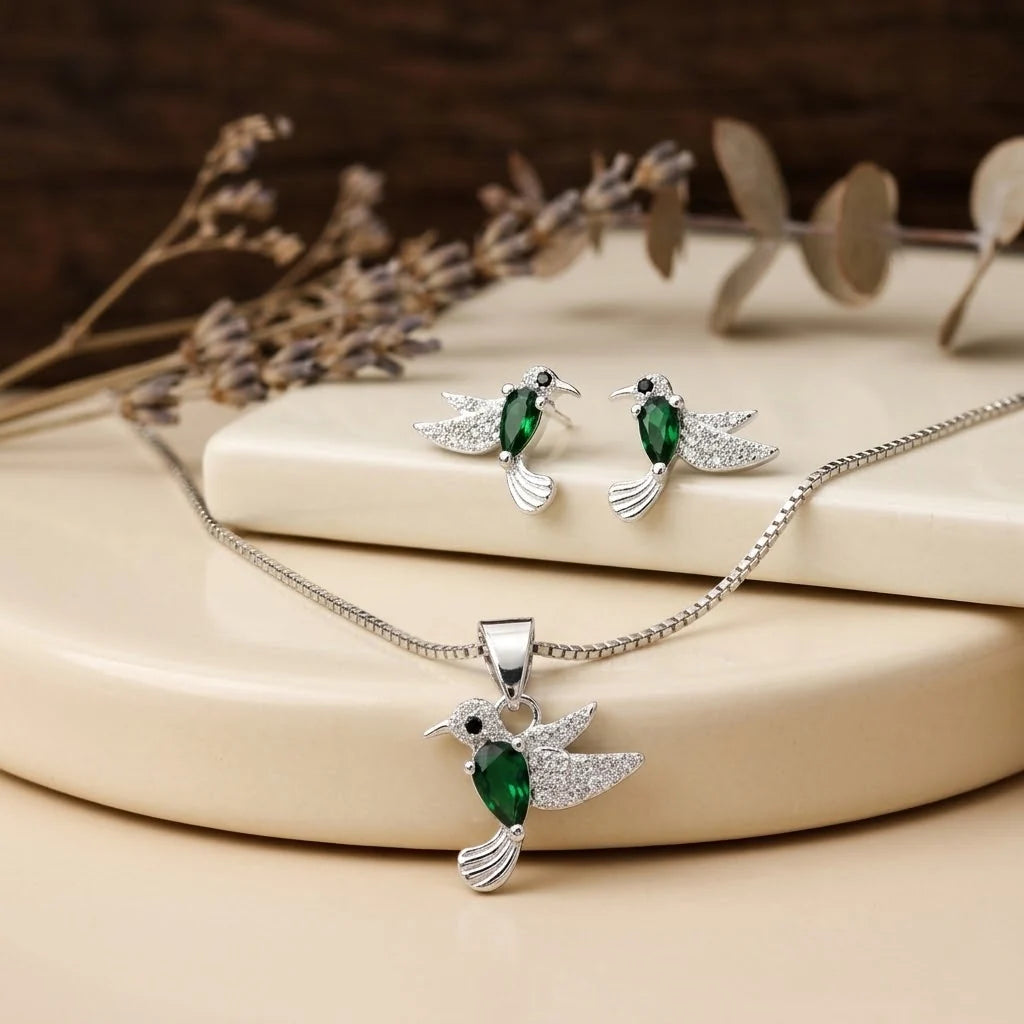 Set de topos y dije con diseño de colibrí verde en plata ley 925 y circones