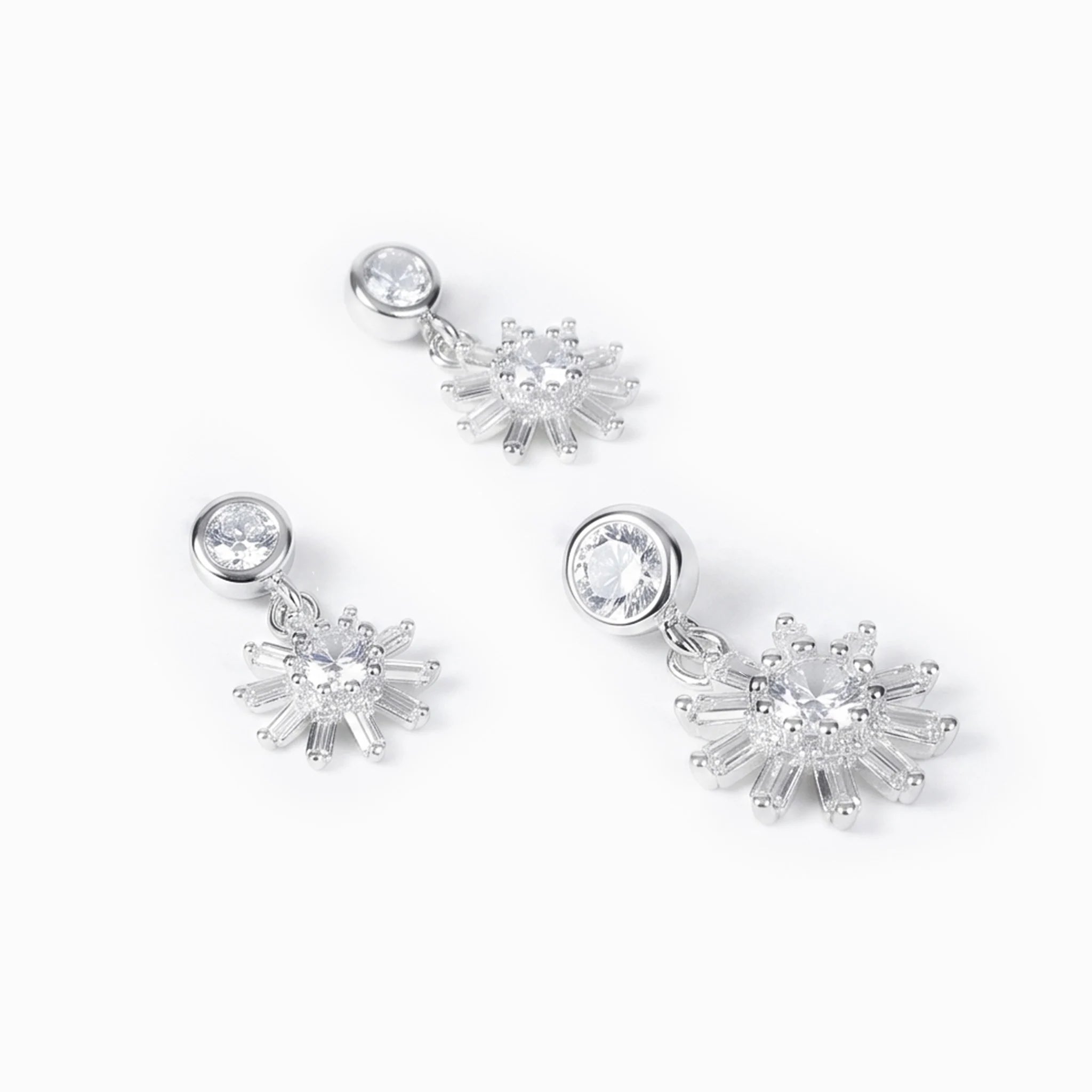 Set de aretes y dije diseño margarita con circones en plata ley 925