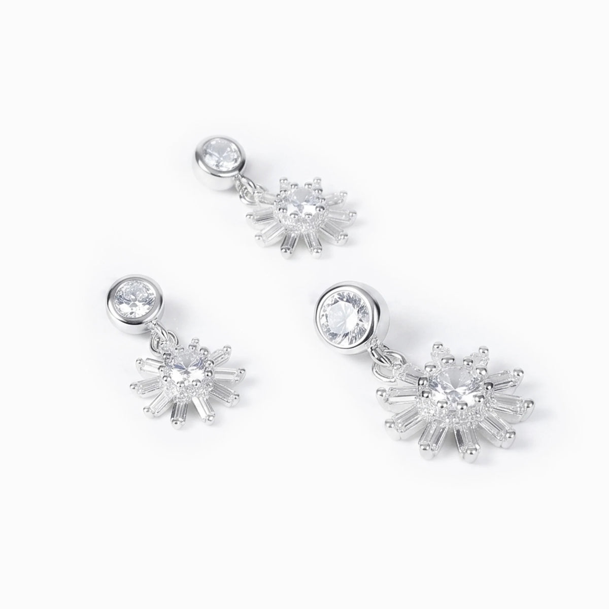 Set de aretes y dije diseño margarita con circones en plata ley 925