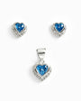 Set de topos y dije con forma de corazón en plata ley 925 con circones azul claro y halo brillante.