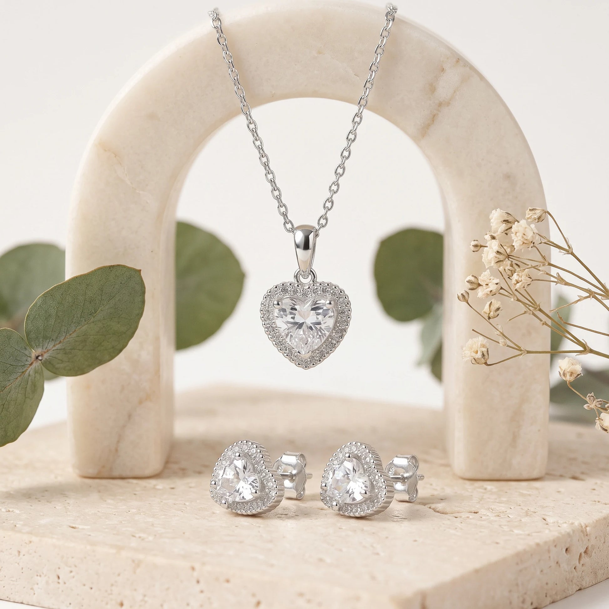 Set de Topos y Dije Corazón con Circones Blancos en Plata Ley 925