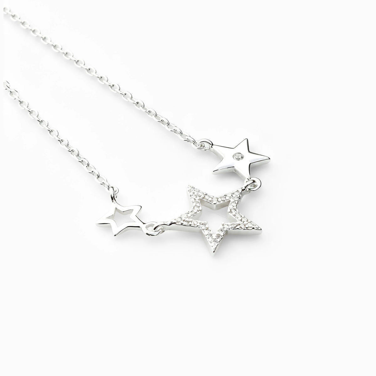 Set de topos y cadena con estrellas enlazadas en plata ley 925 engastadas con circones.