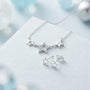 Set de topos y cadena con estrellas enlazadas en plata ley 925 engastadas con circones.
