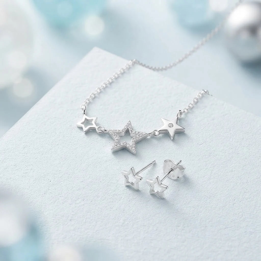 Set de topos y cadena con estrellas enlazadas en plata ley 925 engastadas con circones.