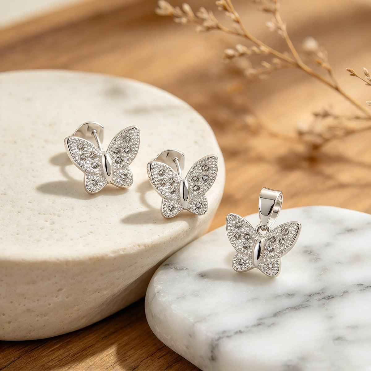 Set de topos y dije con forma de mariposa blanca en plata ley 925 y circones brillantes