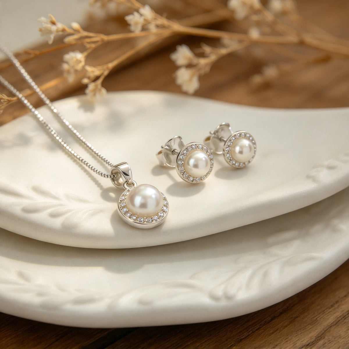 Set de topos y dije de perla clásica con halo en plata ley 925 y cadena de 50 cm