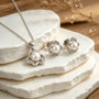 Set de topos y dije de perla y flor en plata ley 925 con cadena de 50 cm