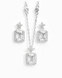 Set de aretes colgantes y dije rectangular en plata ley 925 con circones blancos brillantes.