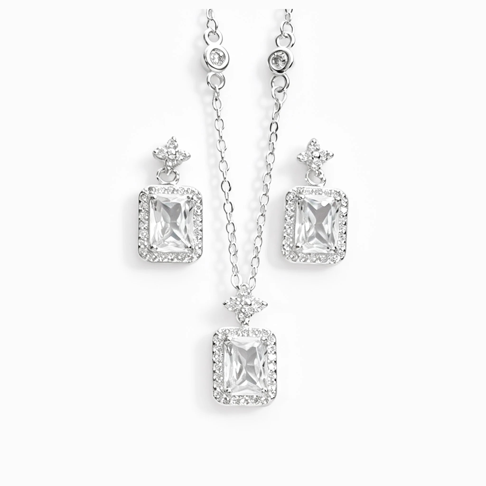 Set de aretes colgantes y dije rectangular en plata ley 925 con circones blancos brillantes.