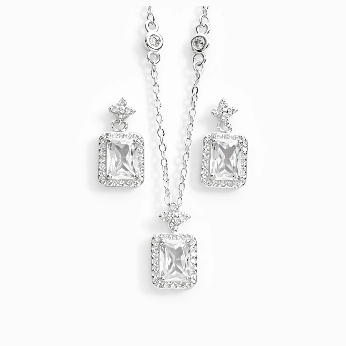 Set de aretes colgantes y dije rectangular en plata ley 925 con circones blancos brillantes.