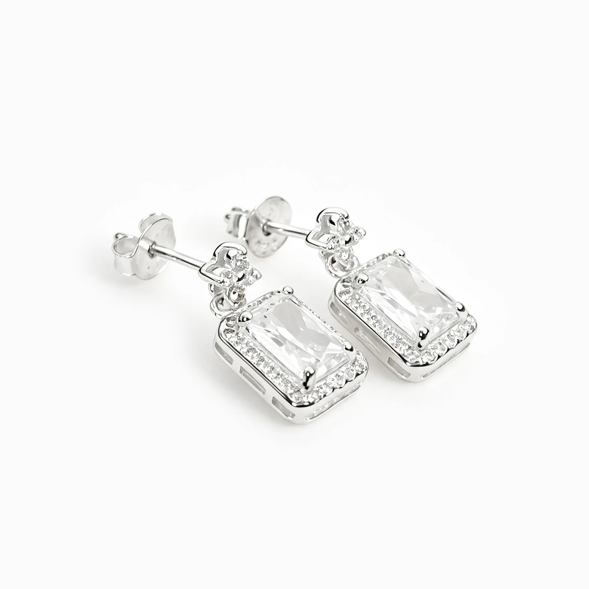 Set de aretes colgantes y dije rectangular en plata ley 925 con circones blancos brillantes.