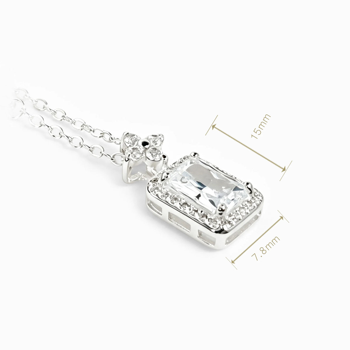 Set de aretes colgantes y dije rectangular en plata ley 925 con circones blancos brillantes.