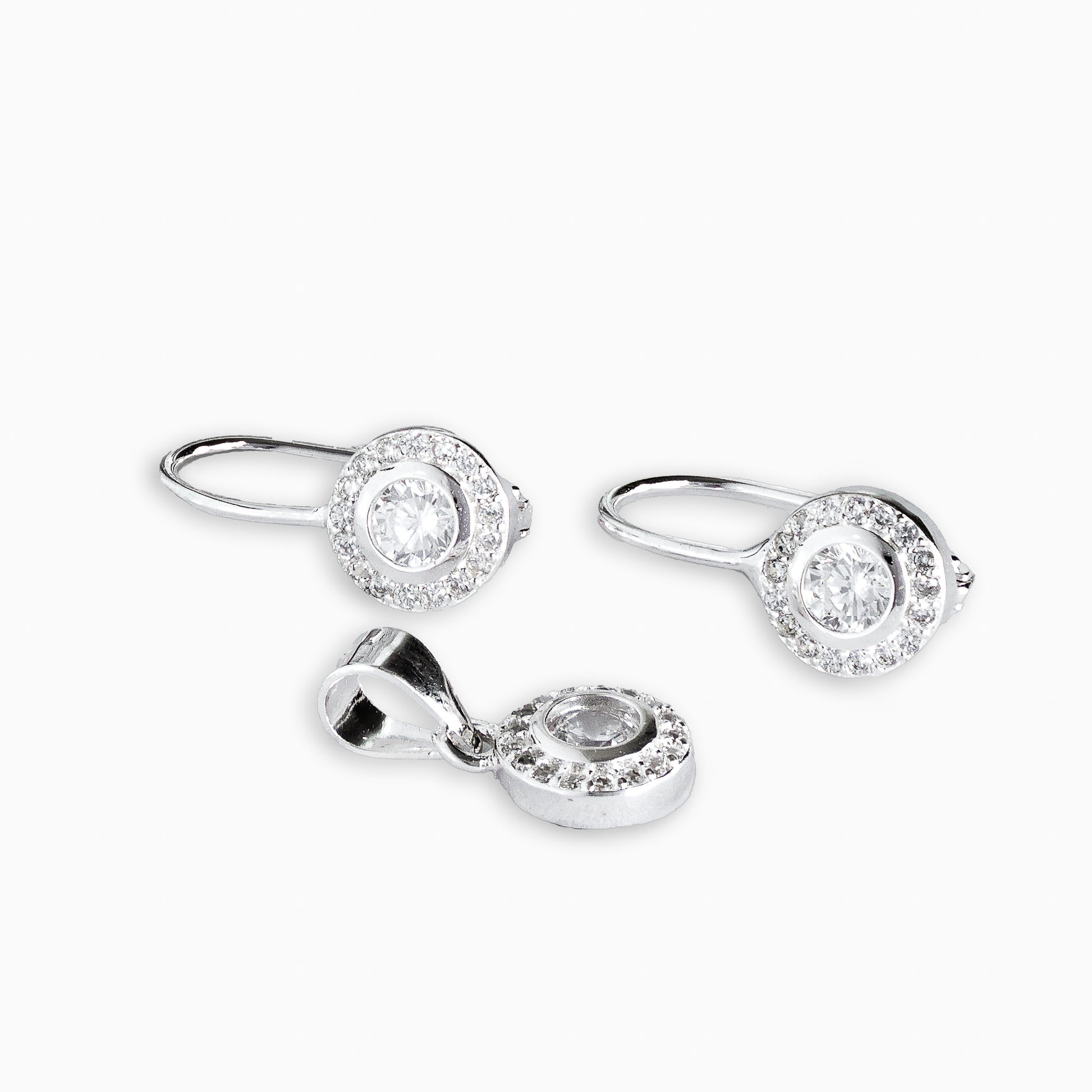 Set de aretes y dije con diseño roseta en plata ley 925 y circon blanco.