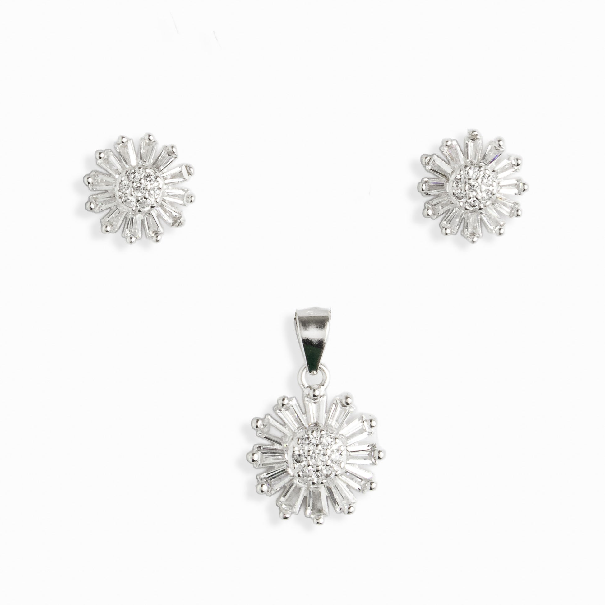 Set de aretes y dije con diseño de sol en plata ley 925 y circones blancos.