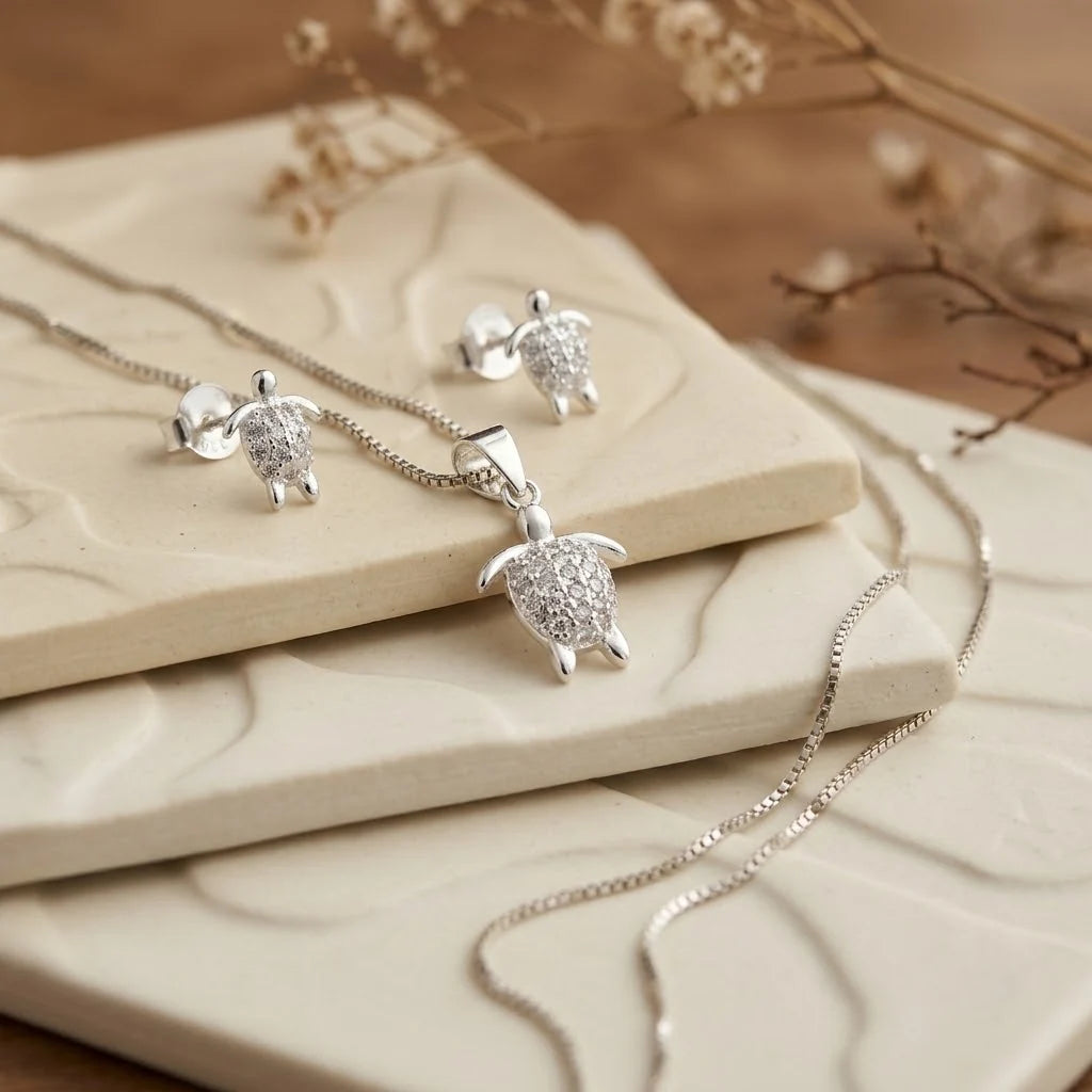 Set de topos y dije con diseño de tortuguita en plata ley 925 y circones blancos