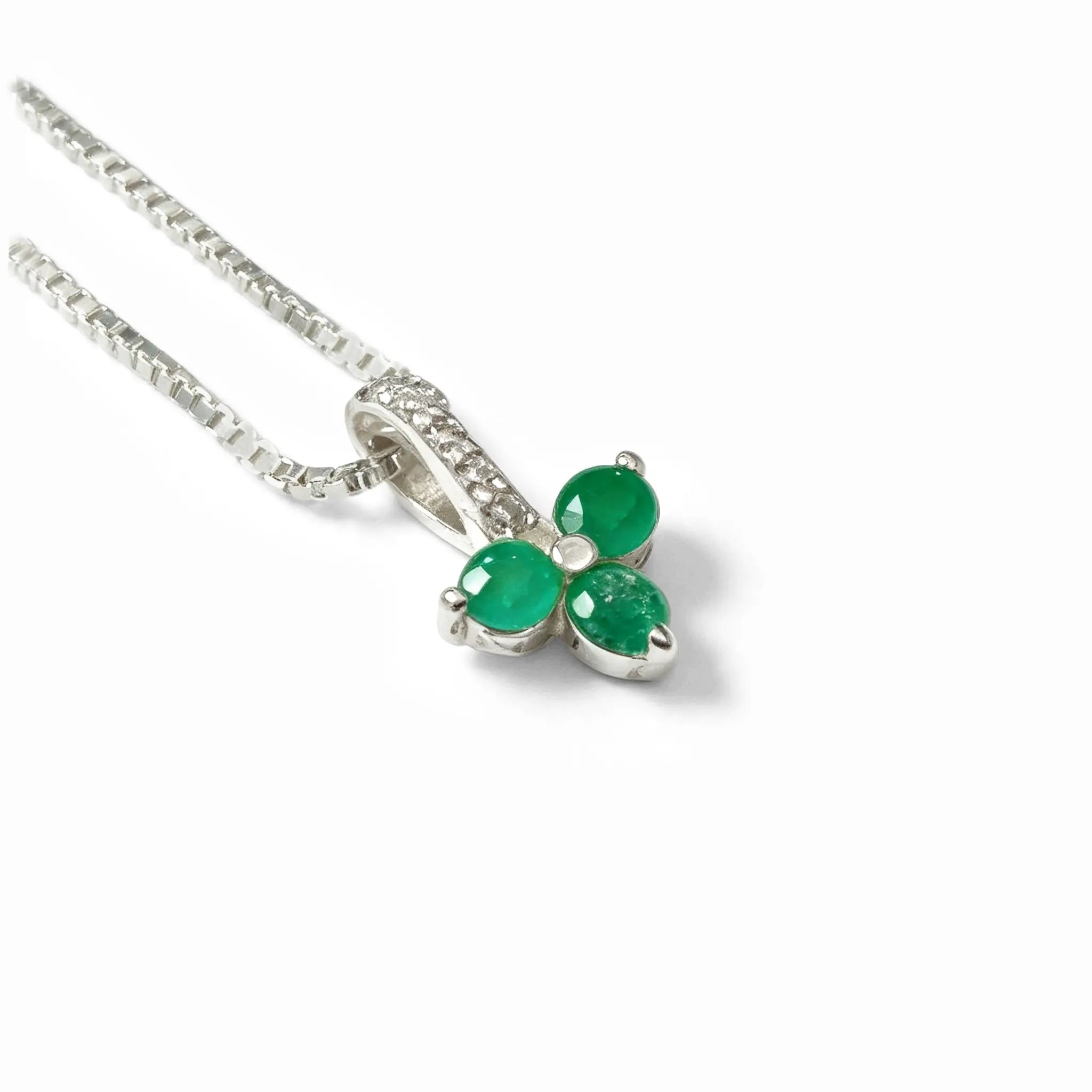Set de topos y dije diseño trébol en plata ley 925 con esmeraldas para mujer