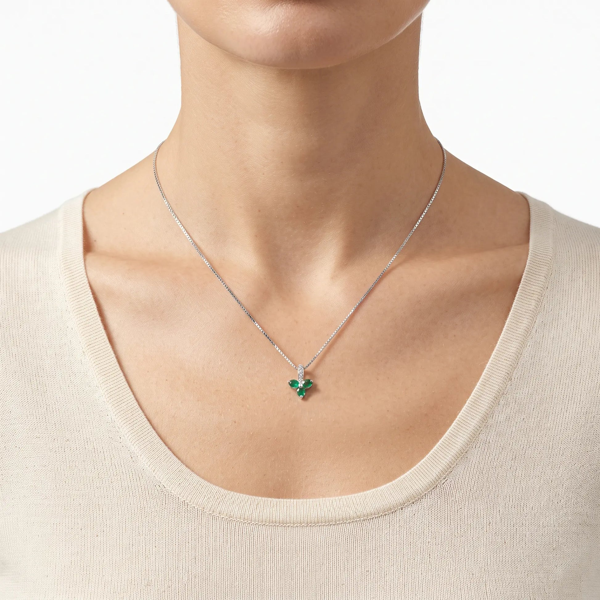 Set de topos y dije diseño trébol en plata ley 925 con esmeraldas para mujer