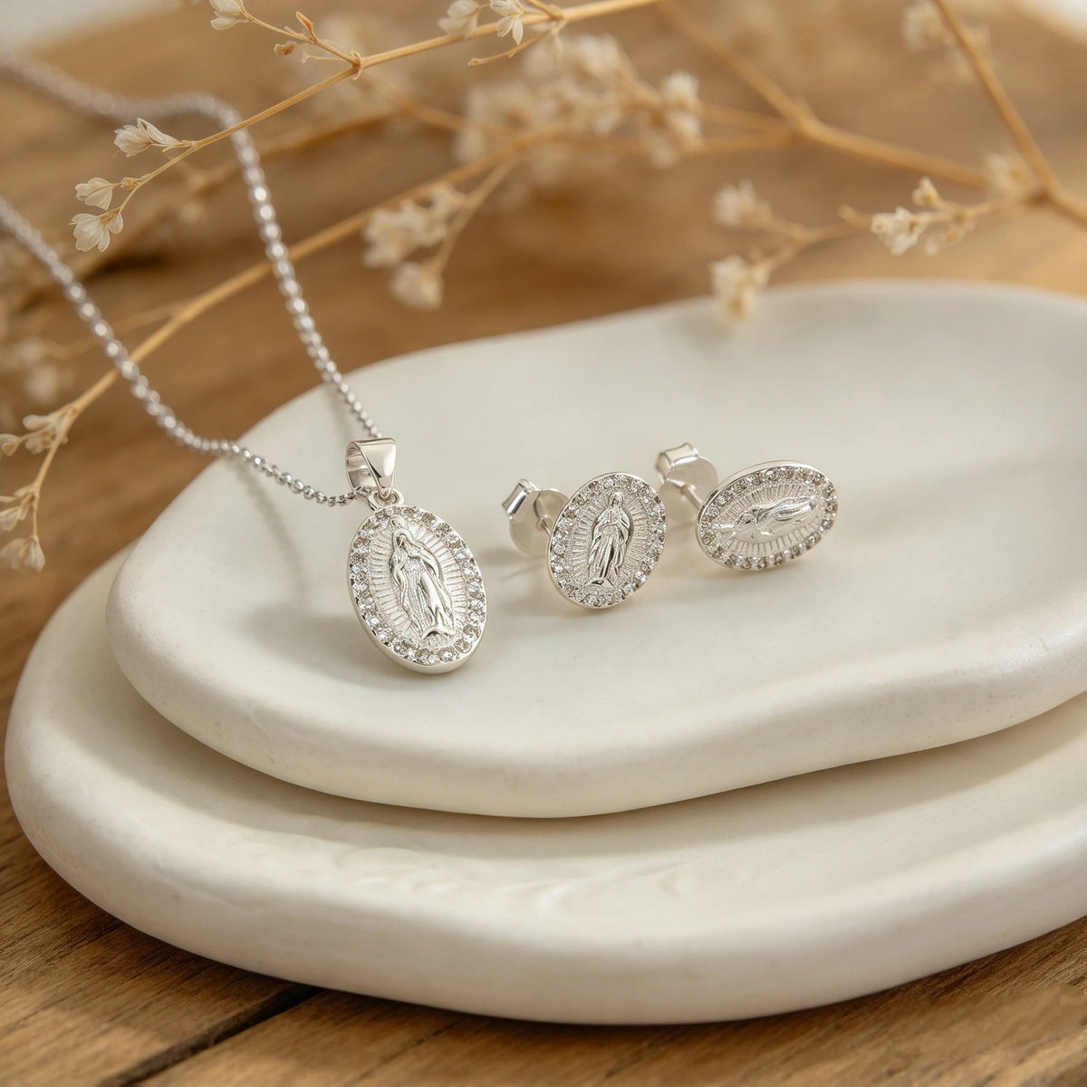 Set de topos y dije de la Virgen de Guadalupe en plata ley 925 con halo de circones