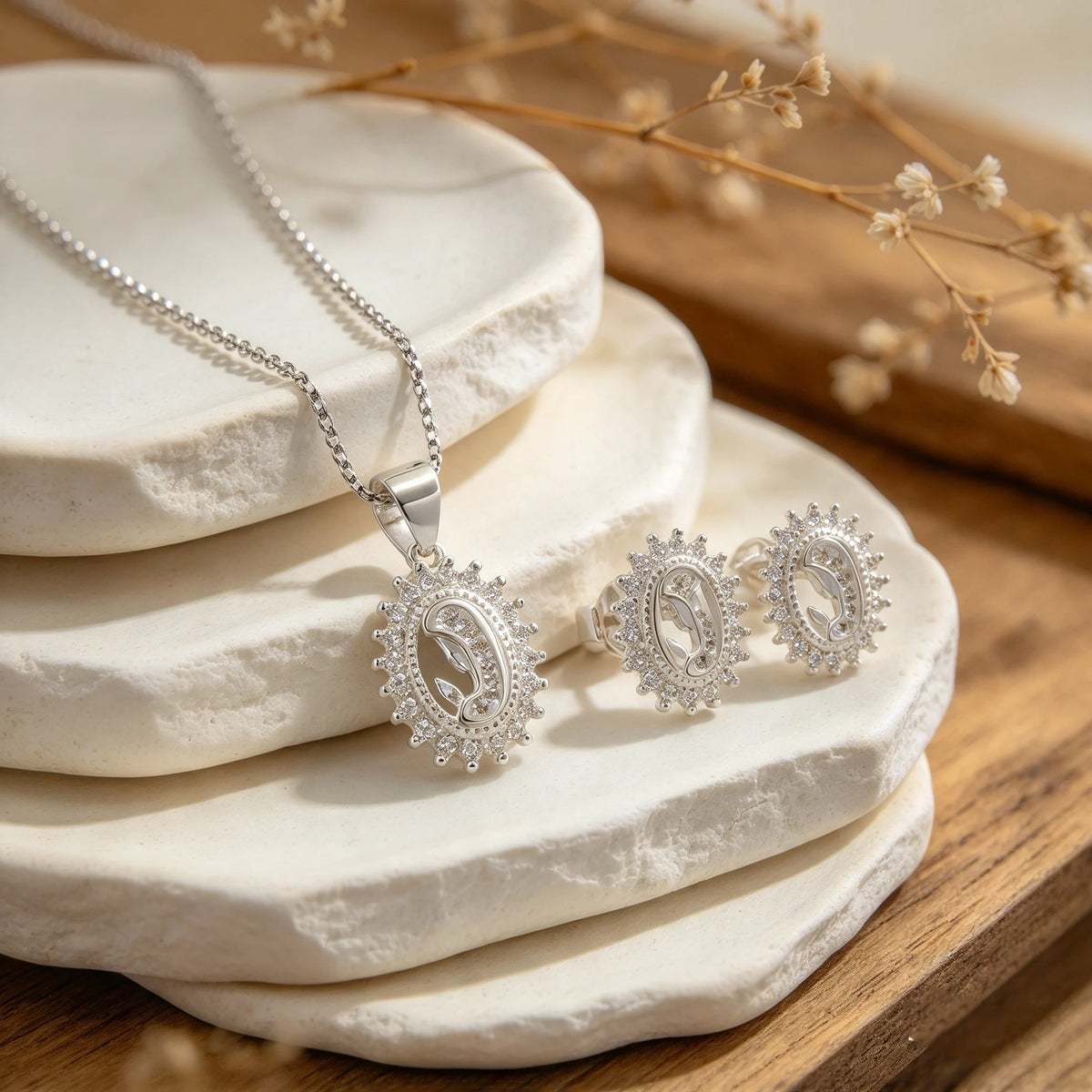 Set de topos y dije de la Virgen María con halo de circones blancos en plata ley 925