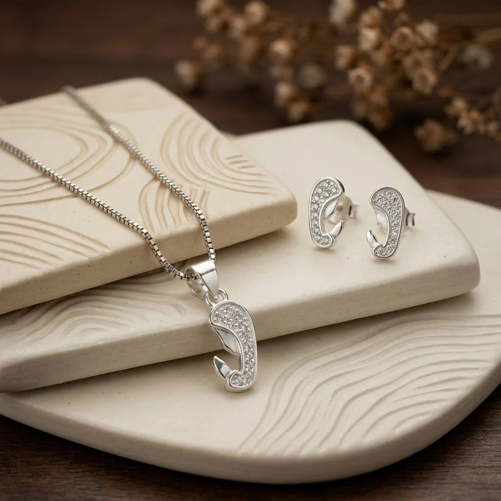 Set de topos y dije de la Virgen orando en plata ley 925 con circones blancos