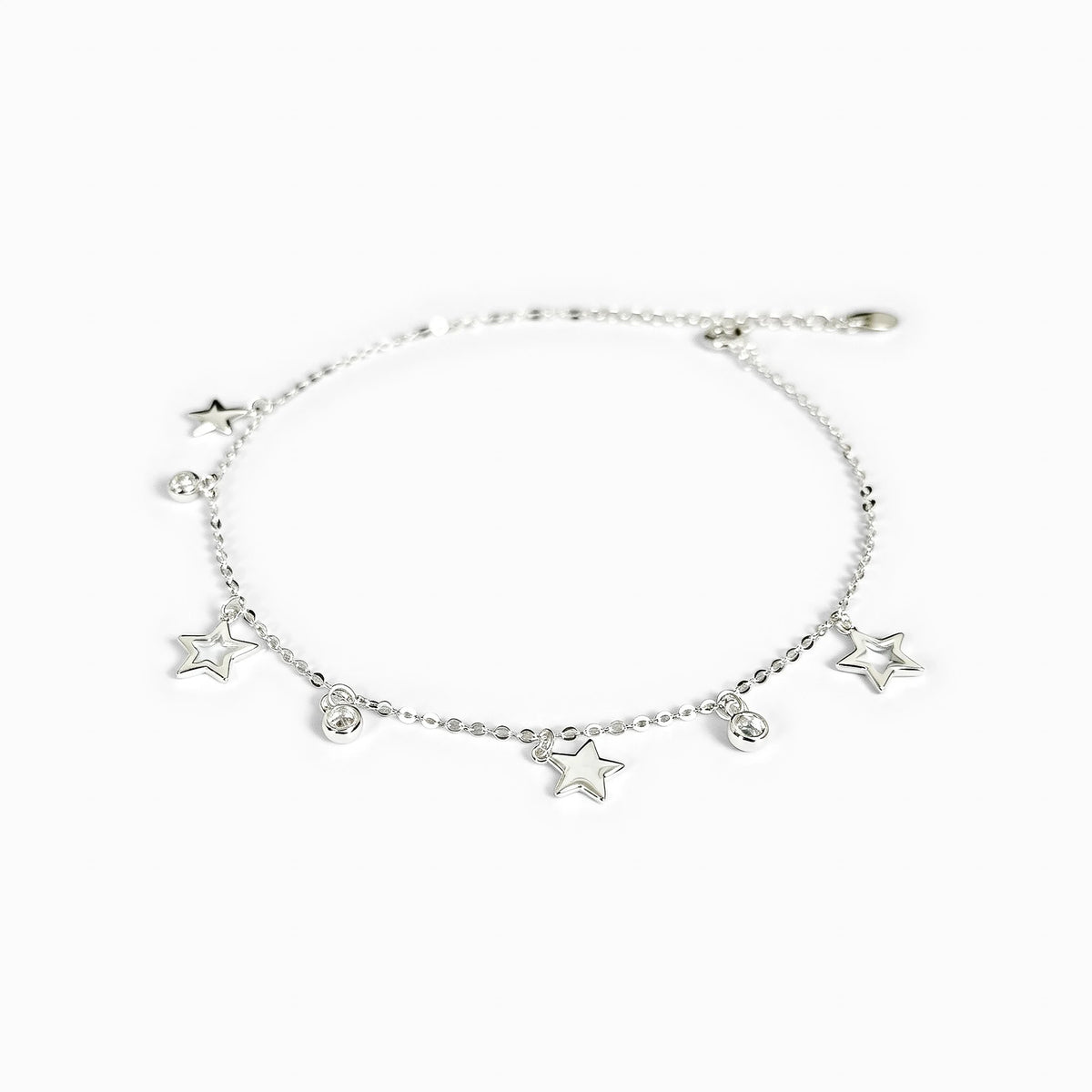 Tobillera en plata ley 925 de 1 mm con dijes de estrellas y circones blancos.
