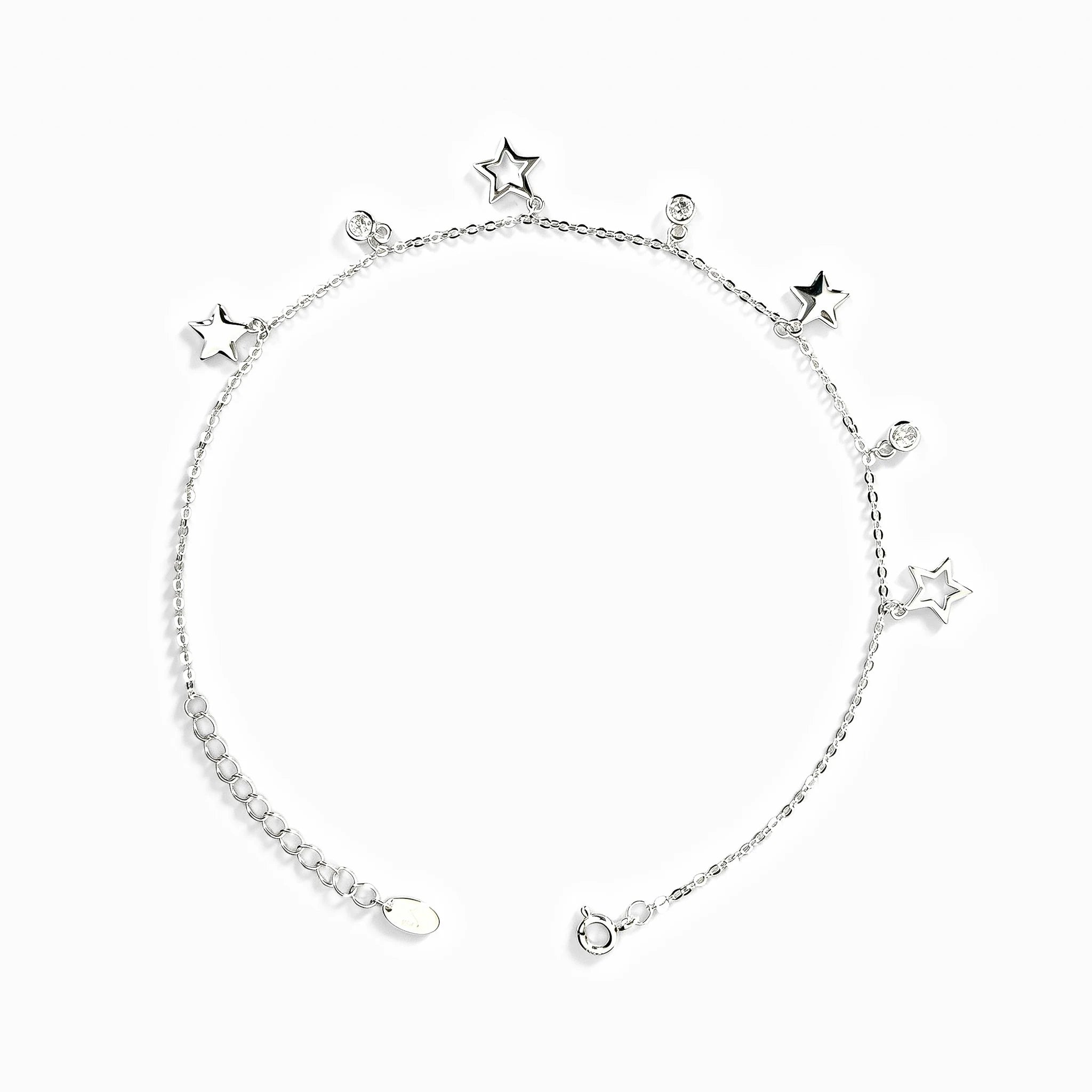 Tobillera en plata ley 925 de 1 mm con dijes de estrellas y circones blancos.