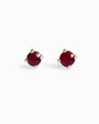 Topos mini botón en plata ley 925 con rubíes naturales rojos en engaste de cuatro garras.